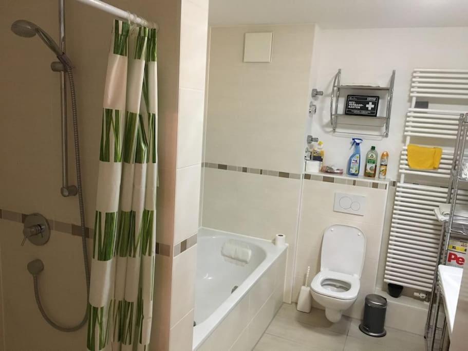 Appartement Bright 2-bedrm 2-bathrm, By Icm Exhibition Center, Direct Metro-sbahn Or Drive 15 Min To Center, Free Parking, Balcony