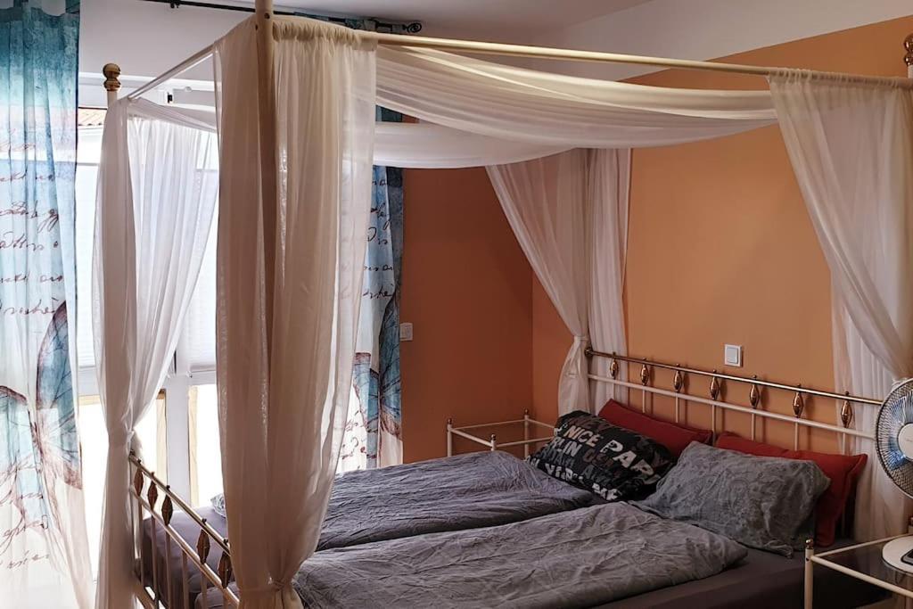 Appartement Bright 2-bedrm 2-bathrm, By Icm Exhibition Center, Direct Metro-sbahn Or Drive 15 Min To Center, Free Parking, Balcony *