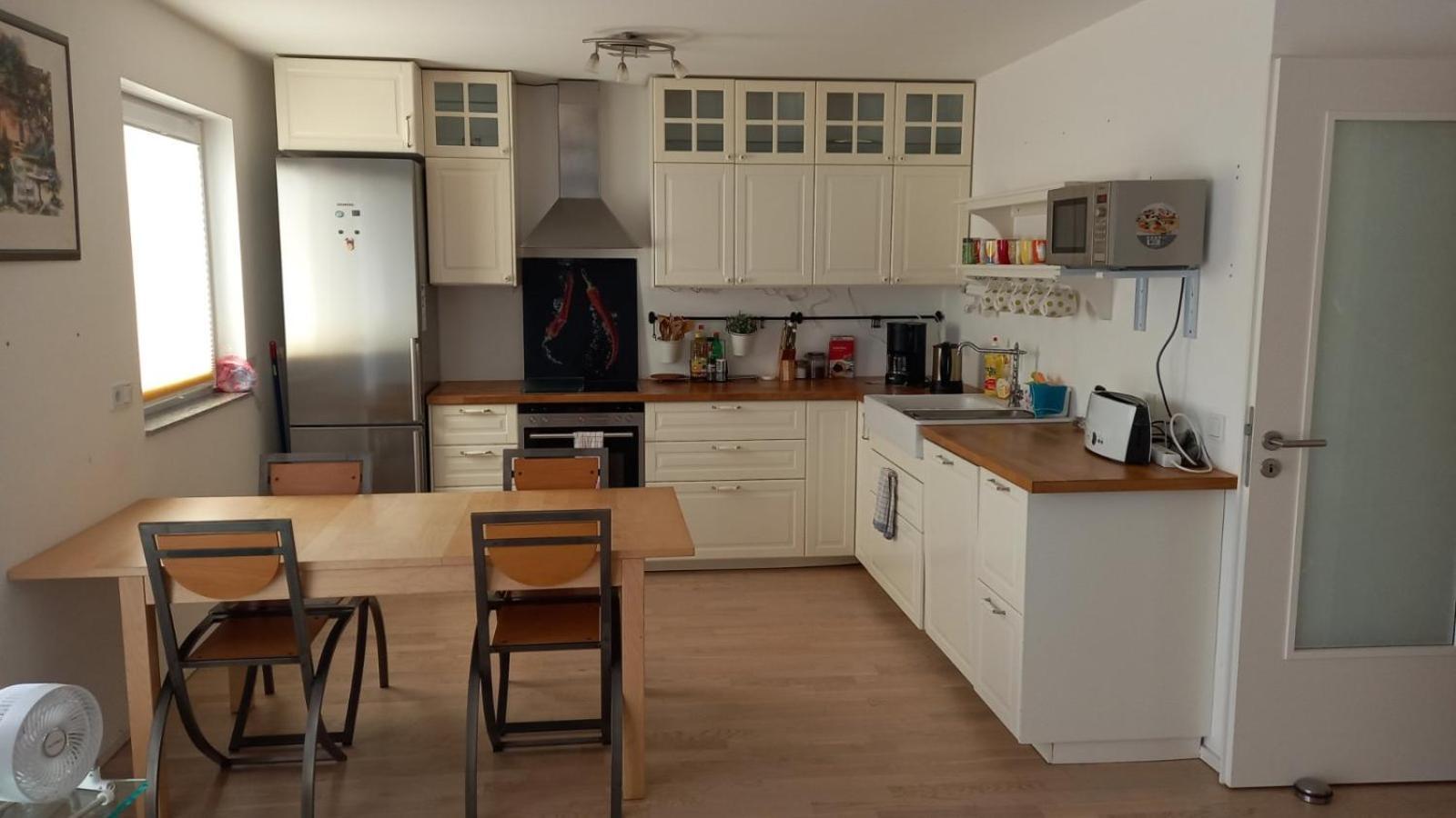 Bright 2-bedrm 2-bathrm, By Icm Exhibition Center, Direct Metro-sbahn Or Drive 15 Min To Center, Free Parking, Balcony Appartement