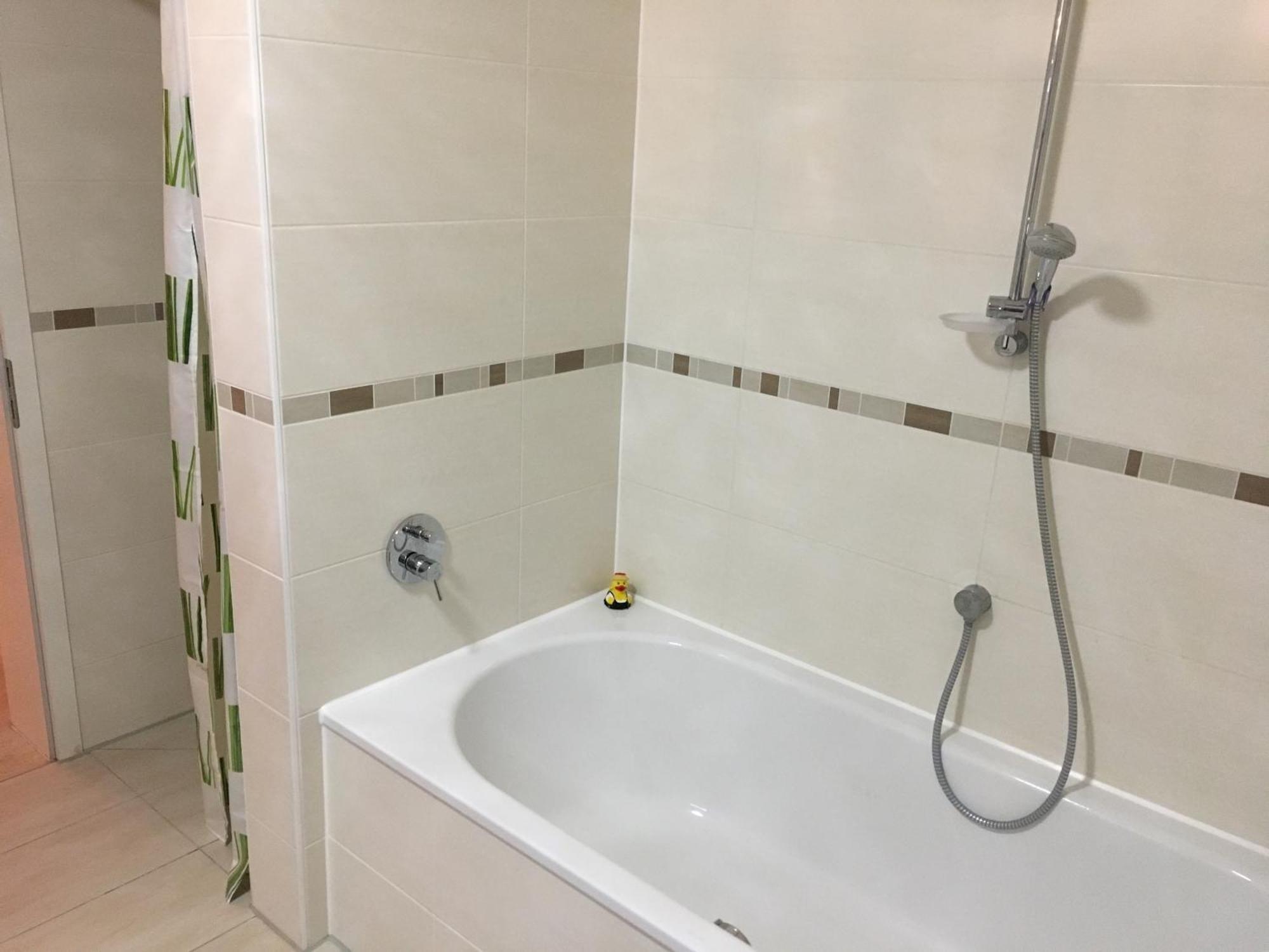 Bright 2-bedrm 2-bathrm, By Icm Exhibition Center, Direct Metro-sbahn Or Drive 15 Min To Center, Free Parking, Balcony Apartment *